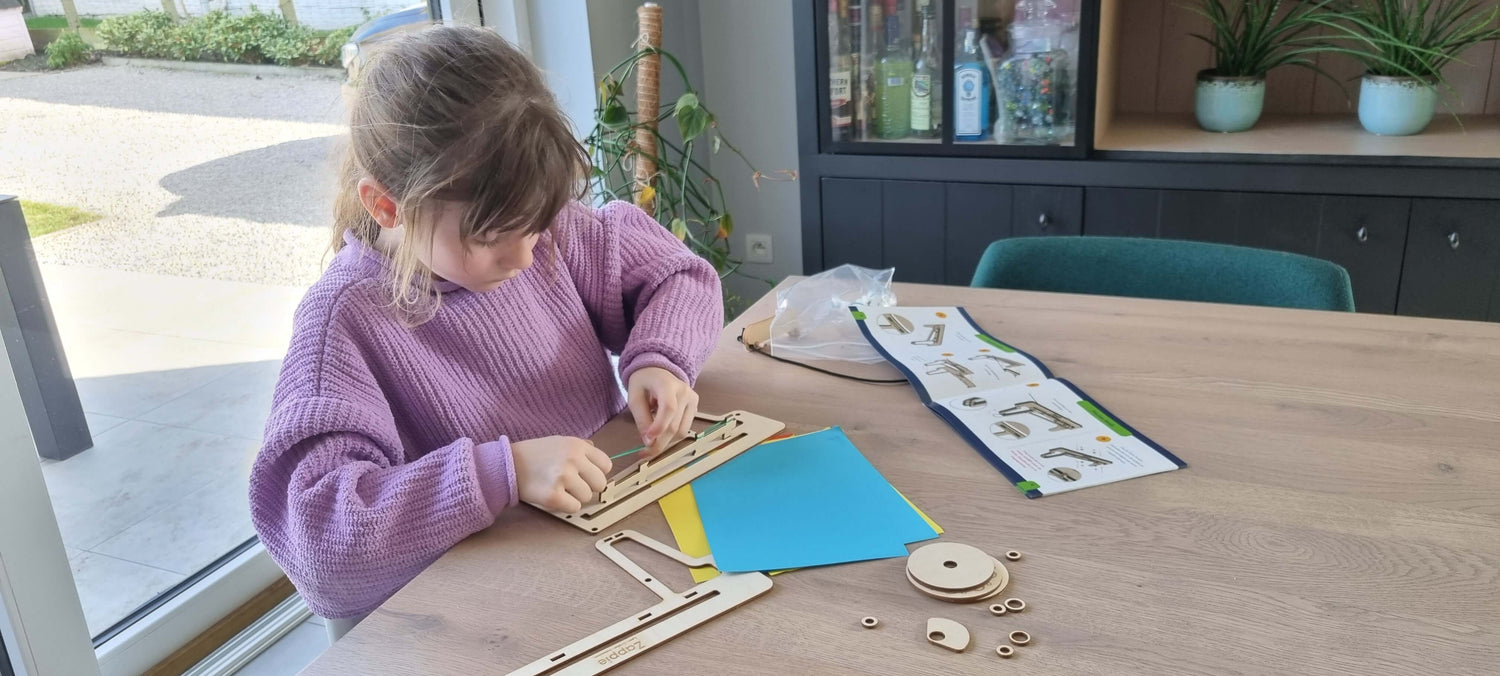 Meisje speelt met de houten vliegtuigschieter van Zappie