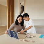 Moeder en zoon samen de vliegtuigschieter aan het bouwen