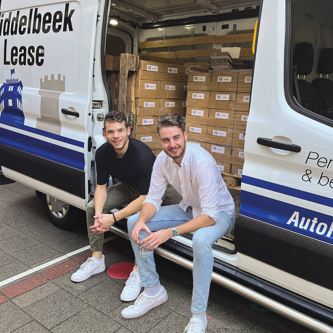 De oprichters, Joep en Jimmy, zittend in een bus met Zappieboxen op de achtergrond