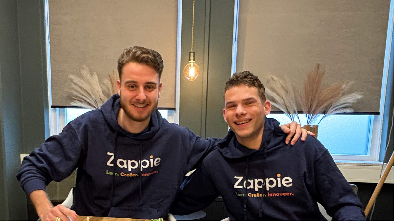 De twee oprichters van Zappie, Joep en Jimmy terwijl zij aan het werkt zijn met het project, De Grijper