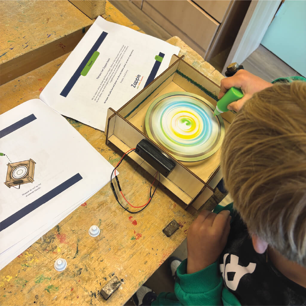 Testdag met kind dat de draaikunst box test en uitprobeert, educatief