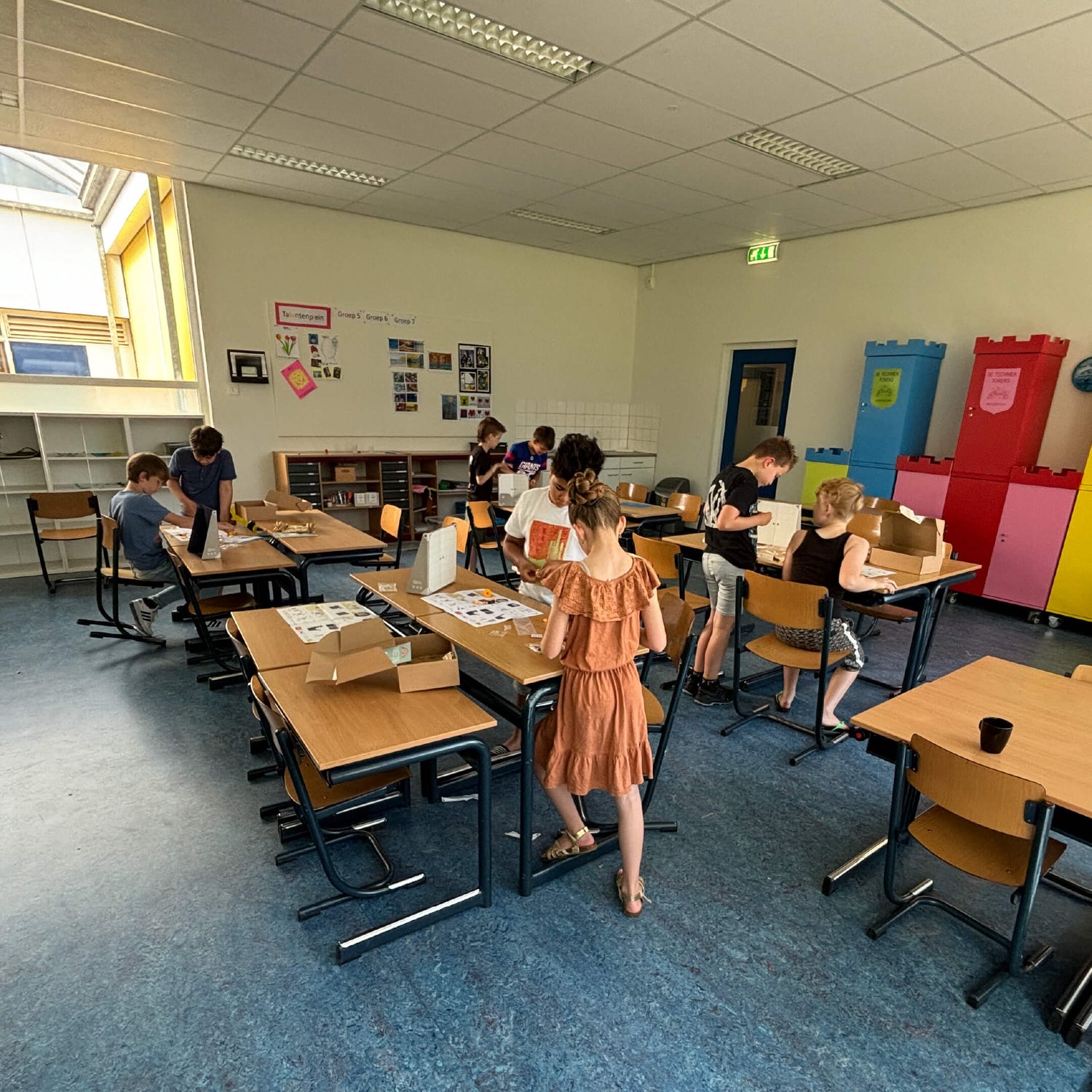 Kinderen spelen met verschillende boxen van Zappie tijdens een workshop